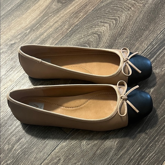 DV by Dolce Vita Women's Beige and Black Flats - Picture 2 of 4